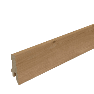 Battiscopa color legno con profilo per una finitura pulita della parete.