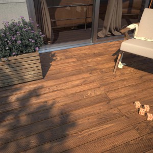 Terrazza con listoni per pavimentazioni esterne t.b.t. marroni, fioriera e sedia da giardino.