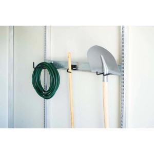 Set ganci Biohort per CasaNova: tubo da giardino, pala e manico su supporto a parete nel capanno da giardino.