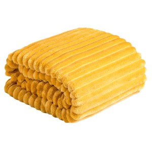 Coperta in velluto a coste gialla piegata. Copriletto o plaid accogliente per divano e letto.
