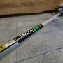 Decespugliatore t.b.t., dettaglio dell'asta con logo.