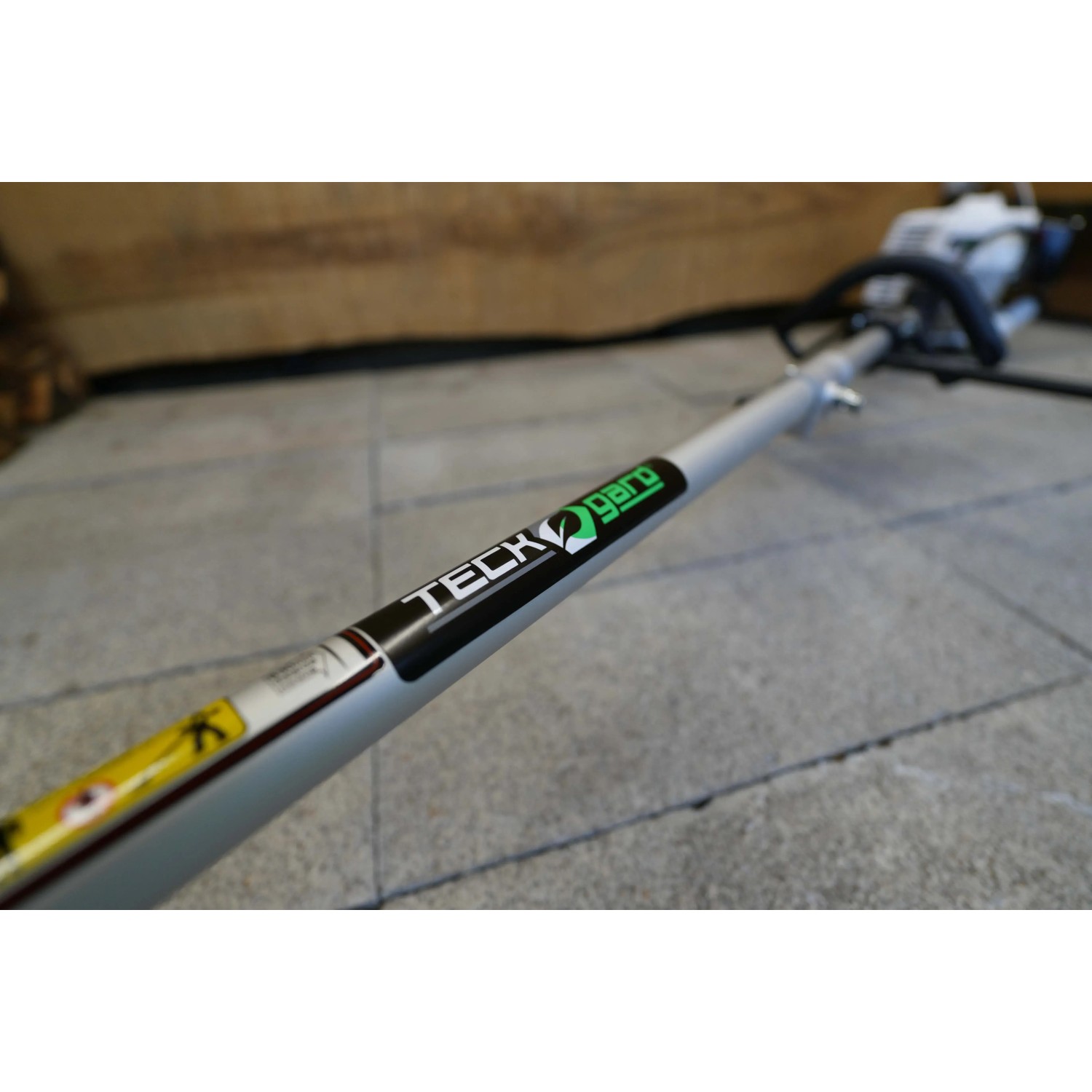 Decespugliatore t.b.t., dettaglio dell'asta con logo.