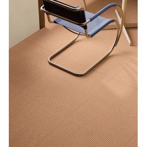 Piastrelle per pavimenti marroni con motivo fine, posate sotto una sedia.