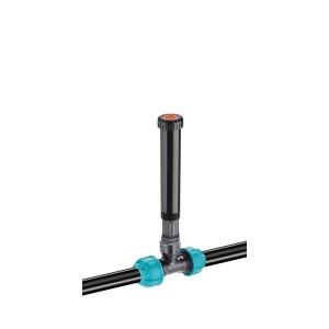Irrigatore a scomparsa per irrigazione interrata, montato su tubo nero con connettori blu.