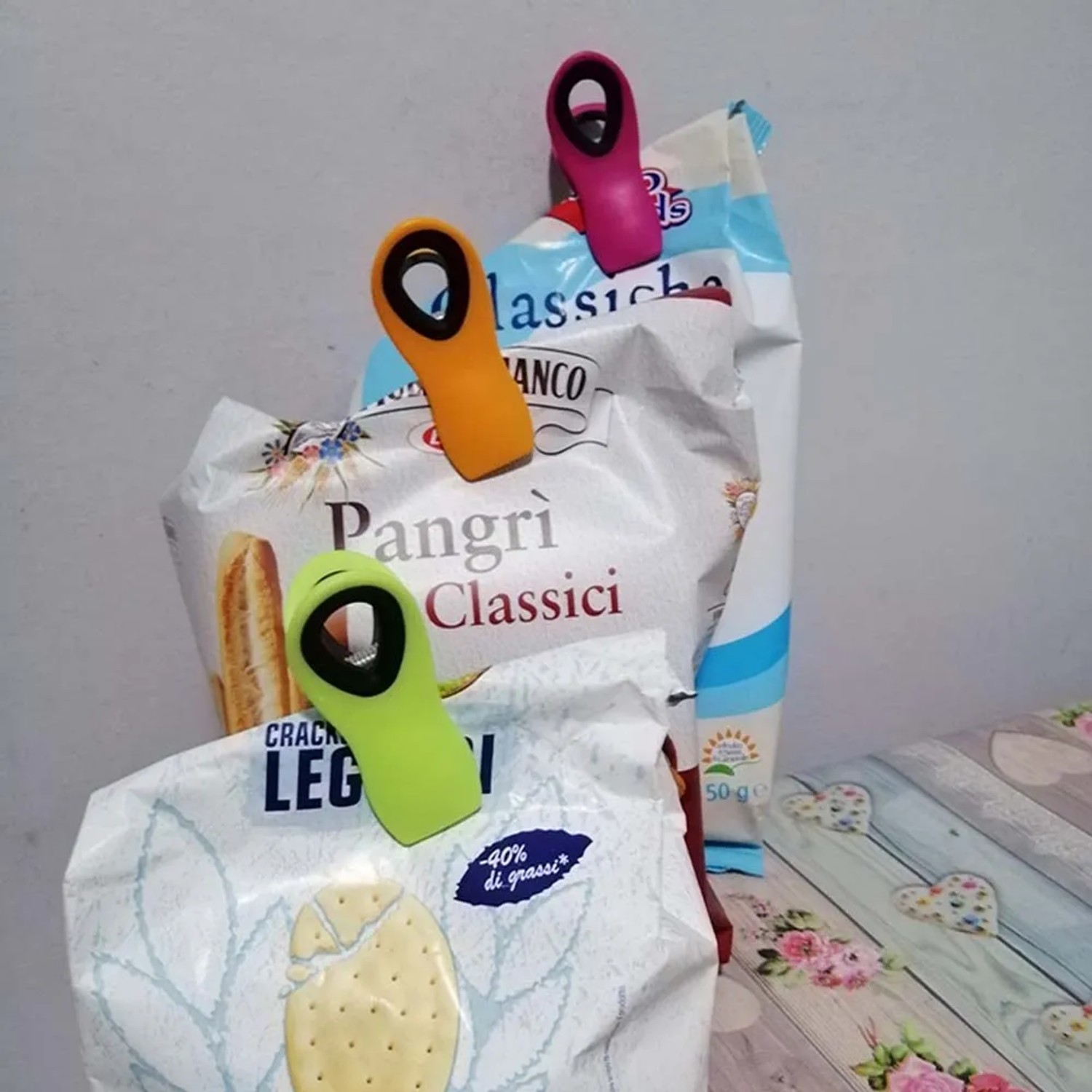 Utensili da cucina t.b.t. multicolore per sigillare confezioni alimentari.