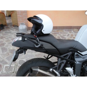 t.b.t. Blocca casco da moto fissato alla moto.