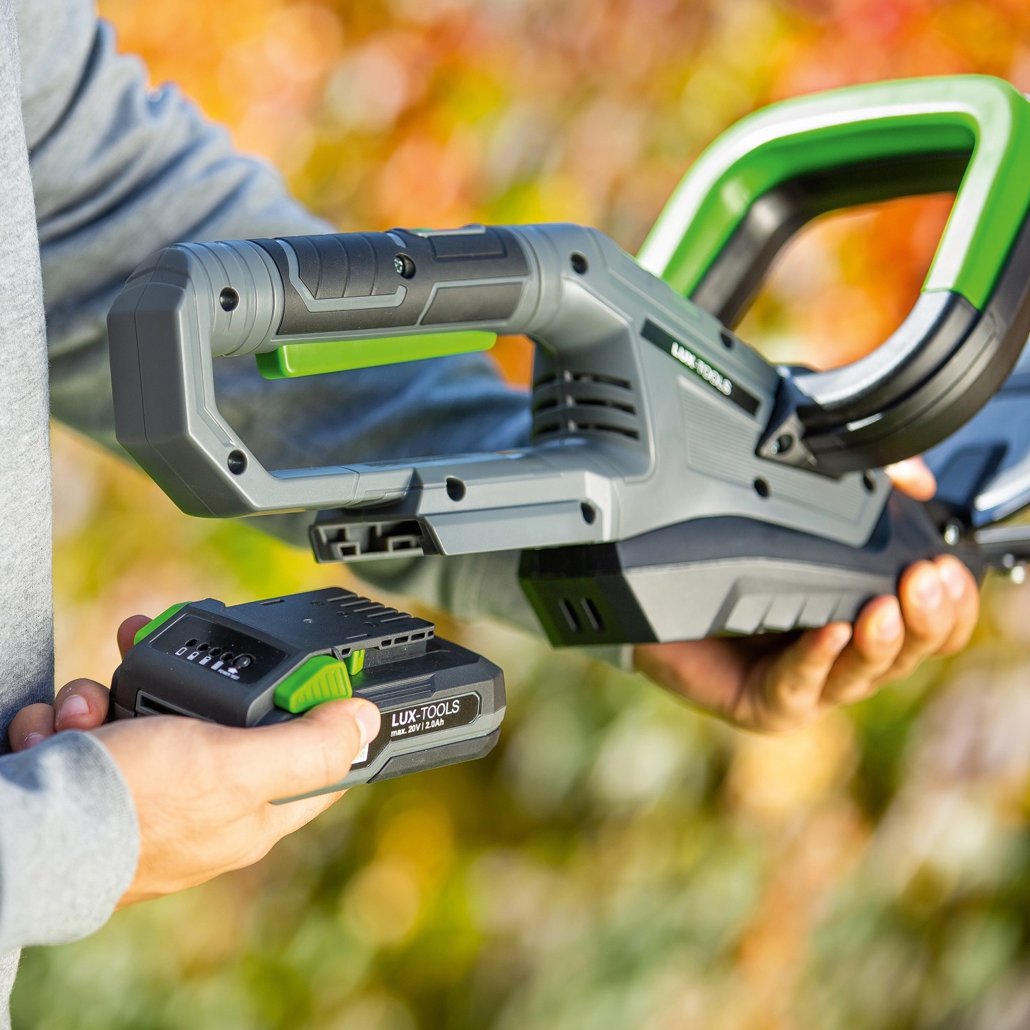 Tagliasiepi a batteria LUX con batteria e caricabatterie. Tagliasiepi in grigio e verde.