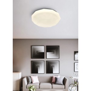 Plafoniera LED t.b.t. bianca in un soggiorno.