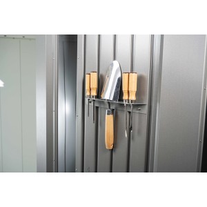 Portautensili Biohort nel capanno Neo (grigio quarzo metallizzato) con attrezzi da giardino.