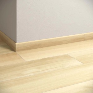 Dettaglio di piastrelle per pavimenti chiare e battiscopa coordinato.