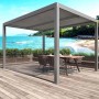 Gazebo t.b.t. grigio con tavolo e sedie su una terrazza in legno sulla spiaggia.
