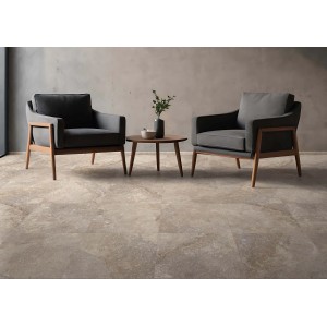 Piastrella per pavimento CERAMICHE SERRA Varana marrone opaco, effetto pietra, posata in soggiorno con mobili.