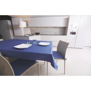 Tovaglia t.b.t. a scacchi blu su un tavolo da pranzo in una cucina moderna.