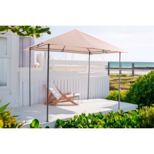 Gazebo t.b.t. beige con vista spiaggia e sedia a sdraio sulla terrazza.