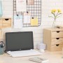 Scrivania con cassettiera t.b.t. in legno chiaro, laptop e decorazioni.