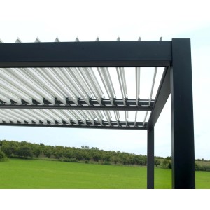 Dettaglio del gazebo t.b.t. con tetto a lamelle e struttura nera.
