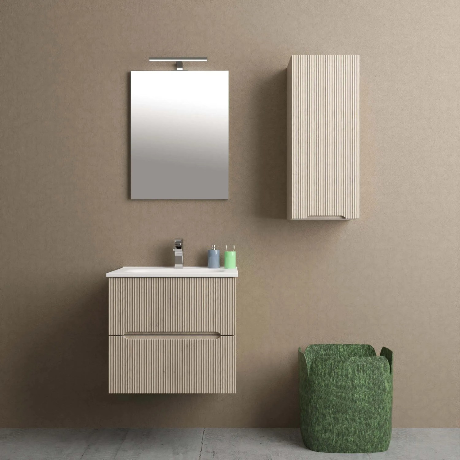 Set moderno di mobili bagno: mobile lavabo con specchio e pensile beige.