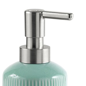 Dettaglio: dispenser sapone t.b.t. con contenitore in ceramica verde menta e erogatore argento.
