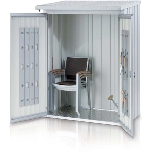 Biohort WoodStock 150, argento metallizzato, porta aperta con sedie e attrezzi da giardino.