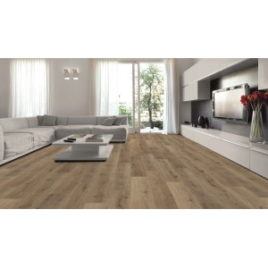 Pavimento in laminato rovere installato in soggiorno con divano e mobile TV.