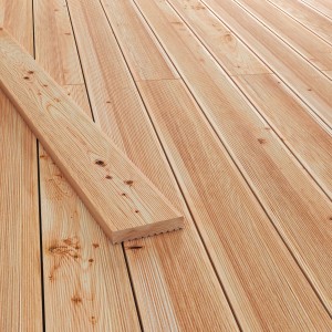 Tavole per terrazza in larice, finitura naturale. Legno per costruzione terrazze, superficie liscia.