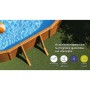 Piscina Gre Pacific Oval effetto legno, acqua blu e supporti in acciaio su prato verde. Robusta piscina fuori terra.