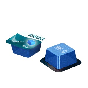 Flocculante blu Ultraflock per piscine in set.