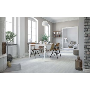 Stanza luminosa con pavimento vinilico. Focus sulla texture del pavimento.