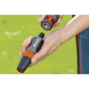 Raccordo per tubo Gardena collegato a una lancia per irrigazione giardino.