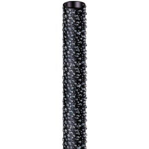 Dettaglio di un tubo di irrigazione nero con protuberanze.