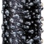 Dettaglio di un tubo di irrigazione nero con protuberanze.