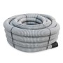 Tubo corrugato t.b.t. grigio arrotolato, fissato con strisce nere e fascette.