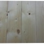 Pannelli in legno chiaro, Perline, con venature e nodi a vista.