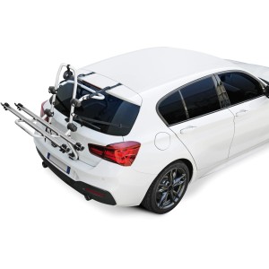 Portabici t.b.t. montato sul portellone di un'auto bianca.