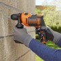 Trapano che fora un muro. Utensile elettrico per il fai da te.