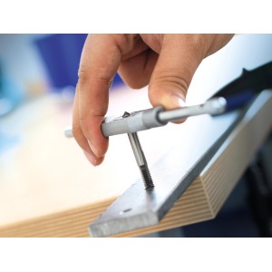 Set filiera e maschio LUX Comfort M3-M12 in uso: filettatura del metallo con utensile manuale.