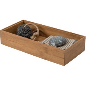 Accessori bagno in vassoio di legno: pietra pomice, sapone e panno. Accessori per mobili bagno.