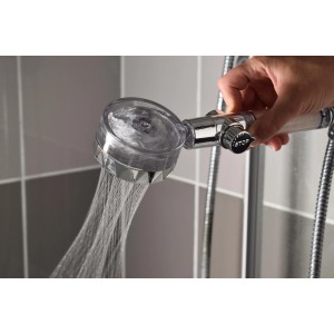 Doccetta t.b.t. con testa trasparente e getto d'acqua in uso.