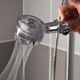Doccetta t.b.t. con testa trasparente e getto d'acqua in uso.