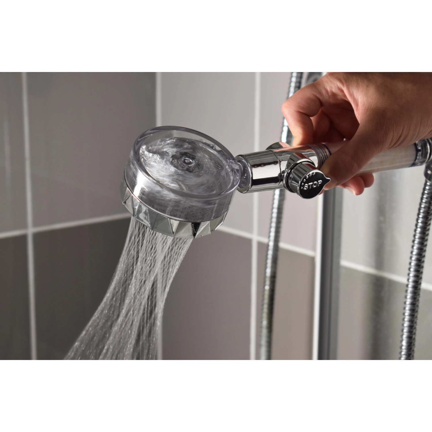 Doccetta t.b.t. con testa trasparente e getto d'acqua in uso.