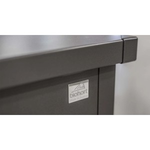 Dettaglio della Biohort FreizeitBox 180 grigio scuro metallizzato con logo "Made in Austria". Robusta cassa da giardino.