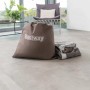 Attrezzatura da campeggio Bestway: sacco e tenda imballata sul pavimento.