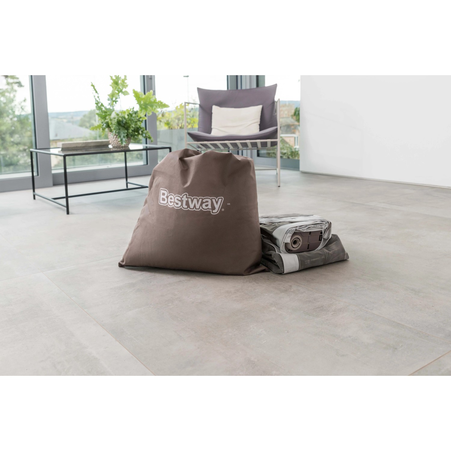 Attrezzatura da campeggio Bestway: sacco e tenda imballata sul pavimento.