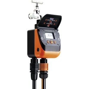 Centralina per irrigazione con display e connessioni per l'irrigazione del giardino.