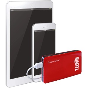 Power bank rossa Telwin Drive Mini che carica tablet e smartphone.