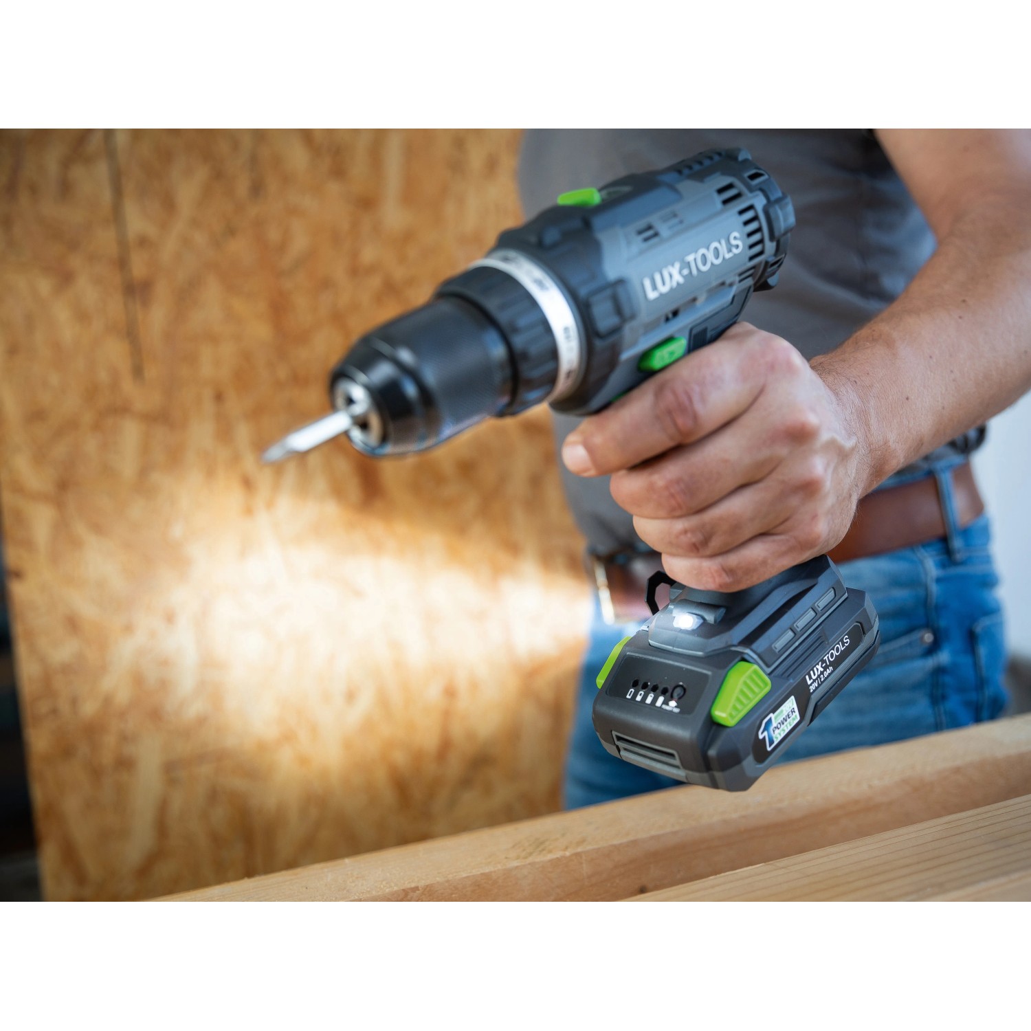 Avvitatore a batteria LUX A-BS-20 in uso con luce LED. Parte del 1 PowerSystem.