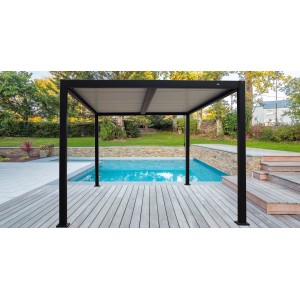 Gazebo nero t.b.t. accanto alla piscina su terrazza in legno.