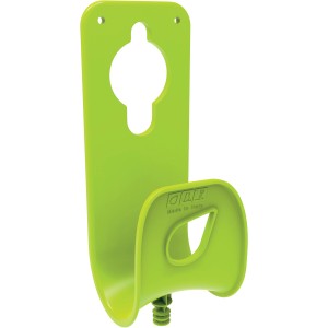 Supporto per tubo da giardino verde per montaggio a parete.