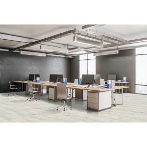 Pavimento vinilico chiaro installato in ufficio. Pavimento resistente per uso commerciale.