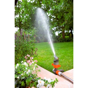 Gardena Comfort Turbinenregner con picchetto in uso, irrigazione prato.